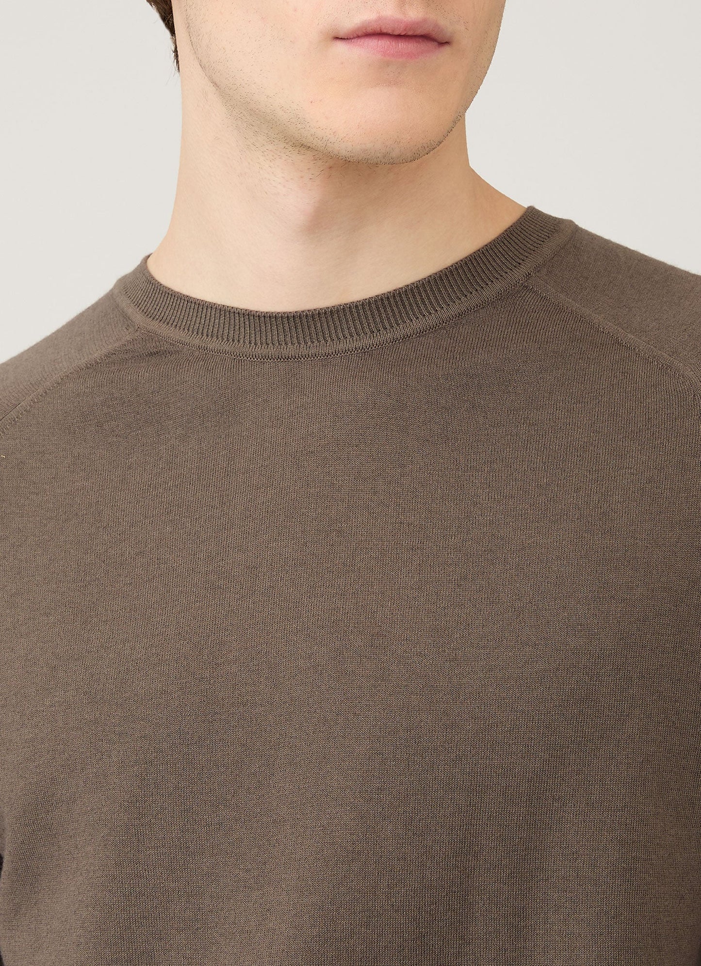 Mens Sea Island Cashmere Crew Neck Jumper In Bark Mjum8203 Brgc